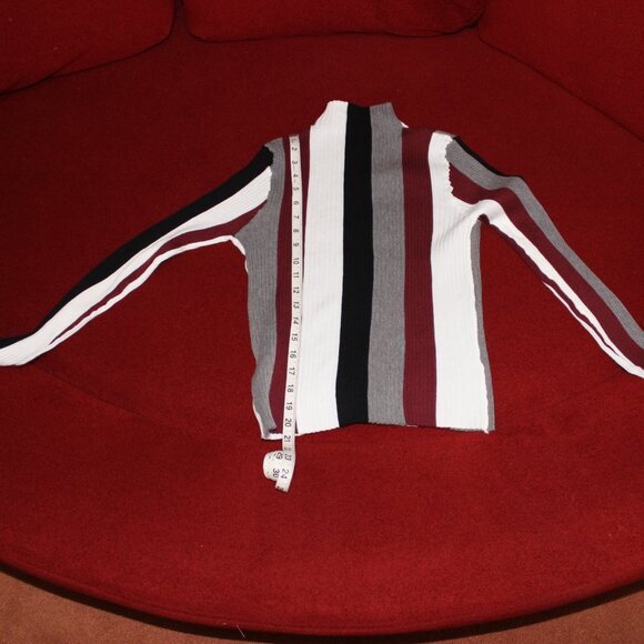 Round Neck Multi-Colored Sweater Medium - Picture 11 of 12